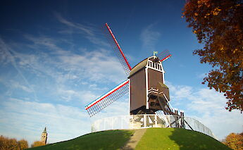 Windmill at the top of a hill in the countryside, Bruges, Belgium. ZiYouXunLu@Wikimedia Commons