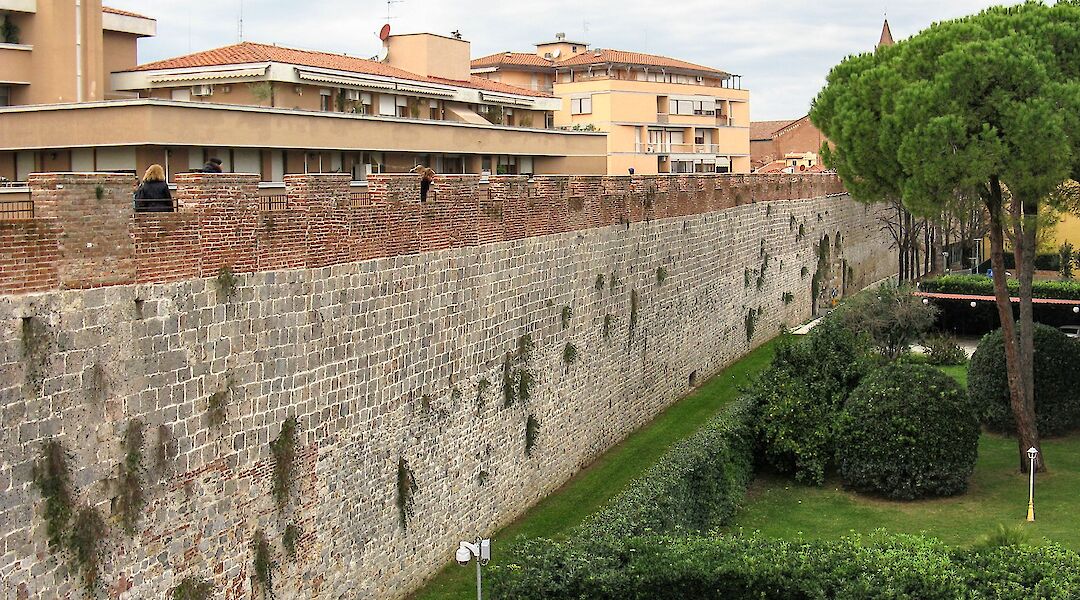 Walls of Pisa seen from the Porta Santa Maria, Pisa, Italy. Daniele Napolitano@Wikimedia Commons