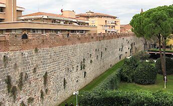 Walls of Pisa seen from the Porta Santa Maria, Pisa, Italy. Daniele Napolitano@Wikimedia Commons