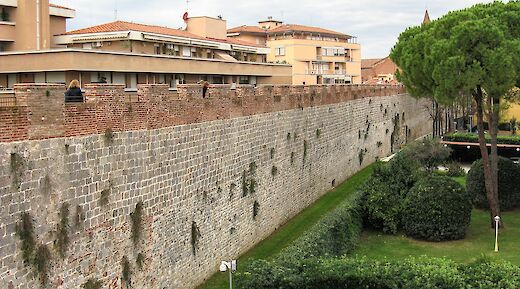 Walls of Pisa seen from the Porta Santa Maria, Pisa, Italy. Daniele Napolitano@Wikimedia Commons