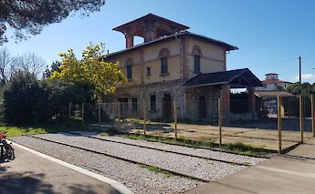 Marina di Pisa station after the restoration for the "Trammino cycle path" from Pisa to Marina. Giovanni Cerretani@Wikimedia Commons