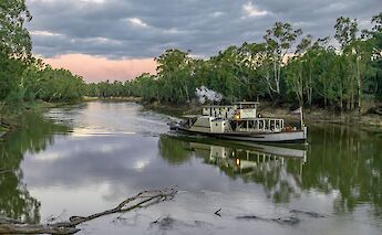 Boat on Horseshoe Bend, Moama, Australia. Tran Sformr@Flickr