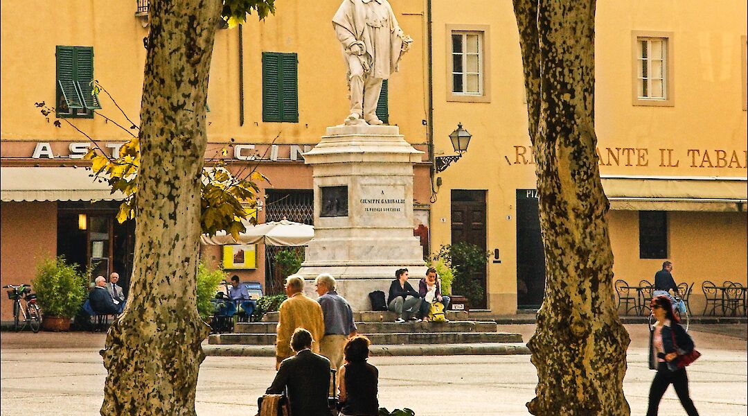 People sitting in front of the Garibaldi statue, Lucca. sterlinglanier Lanier@Unsplash