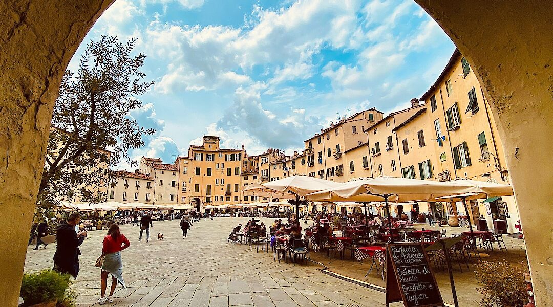 Piazza dell'Anfiteatro, Lucca, Italy. Sergio Spolti@Wikimedia Commons