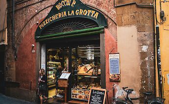 Restaurant in Lucca, Italy. Unsplash:Charles Buchler