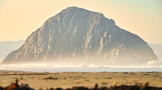 Morro Rock at sunrise, Morro Bay. Venti Views@Unsplash