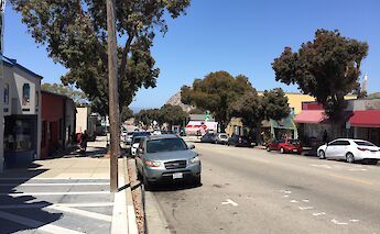 Main street of Morro Bay. ReggaeMan567@Wikimedia Commons