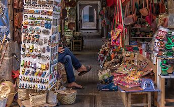 Souvenir shop in Habous district market, Casablanca. Omalihy@WIkimedia Commons