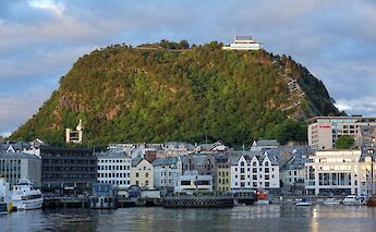Aksla Hill on summer night, Alesund. Bjørn Christian Tørrissen@Wikimedia Commons