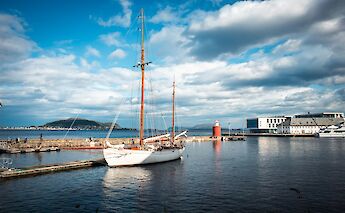 Boat in Alesund, Norway. Charly Nguyen@Unsplash