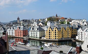 Brosundet and part of Aspøya, Ålesund. GangerRolf@Wikimedia Commons