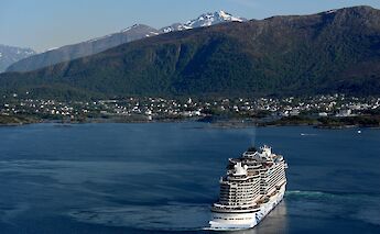 Cruise ship at Sukkertoppen, Alesund, Norway. Robert Noreiko@Unsplash