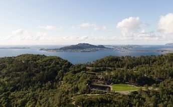 A perfect view of the green mountains and blue seas in Alesund, Norway. Datingscout@Unsplash