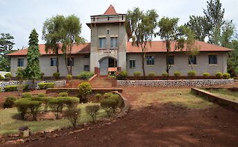 Old German Garrision in Moshi converted into a school, Moshi, Tanzania. Dr. Wolfgang PFÄFFL@Wikimedia Commons