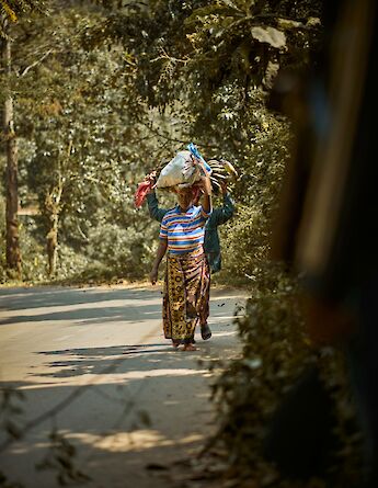 Locals carrying various items, Tanzania. Inframe Studio@Unsplash