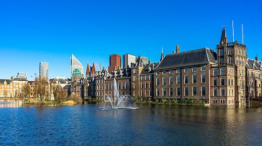 Fountain in the lake, Binnenhof, The Hague, Holland. Alireza Parpaei@Unsplash