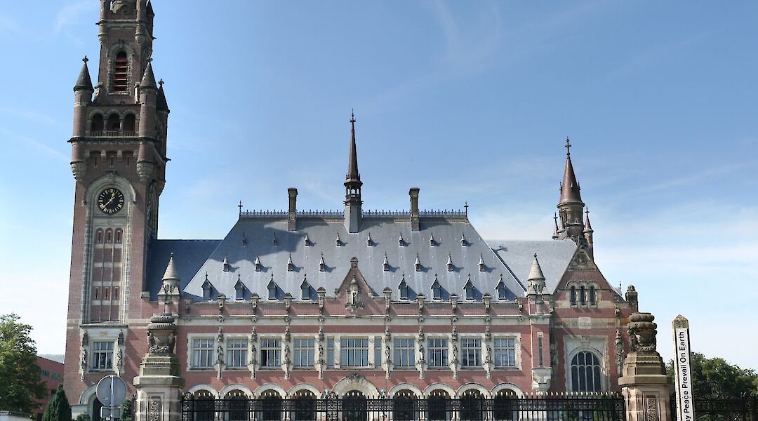 Tourists taking pictures at the Peace Palace in the Hague, Holland. I am the Stig@Wikimedia Commons