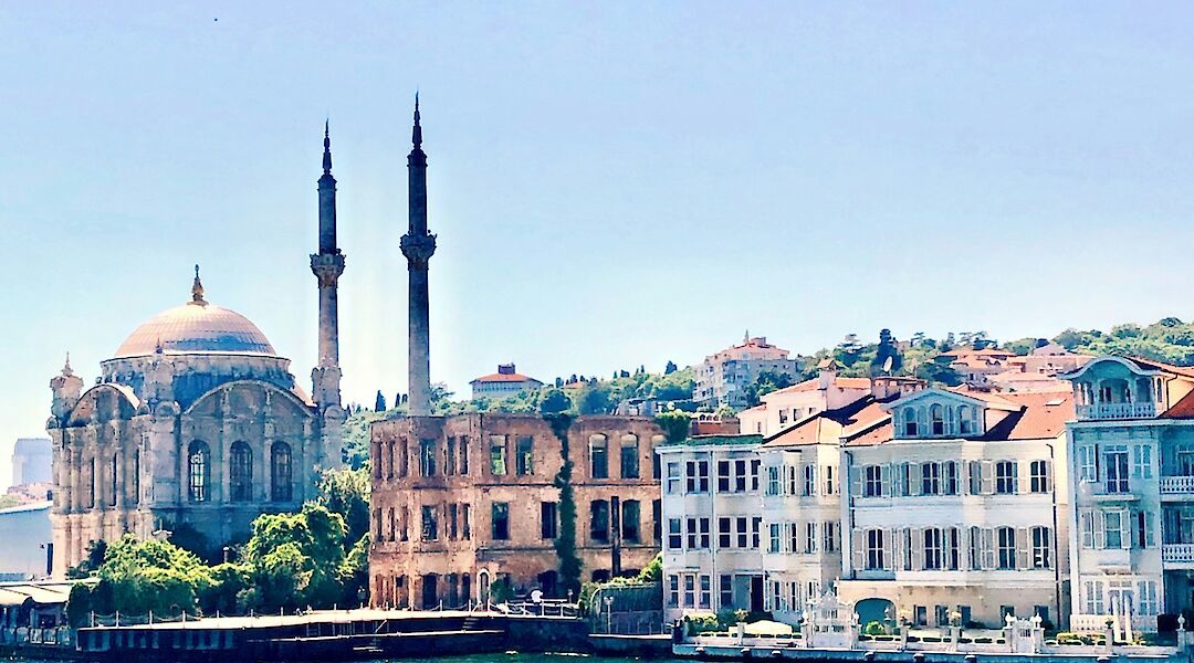 Buildings along the river, Istanbul bike tour, Turkey. Despina Dalani@Unsplash