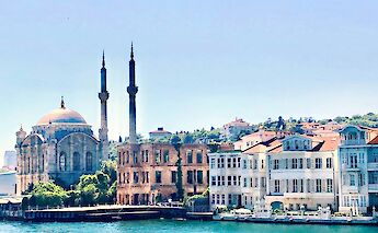 Buildings along the river, Istanbul bike tour, Turkey. Despina Dalani@Unsplash