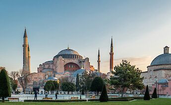 Dusk at the Hagia Sophia, Istanbul bike tour, Turkey. Lewis J Goetz@Unsplash