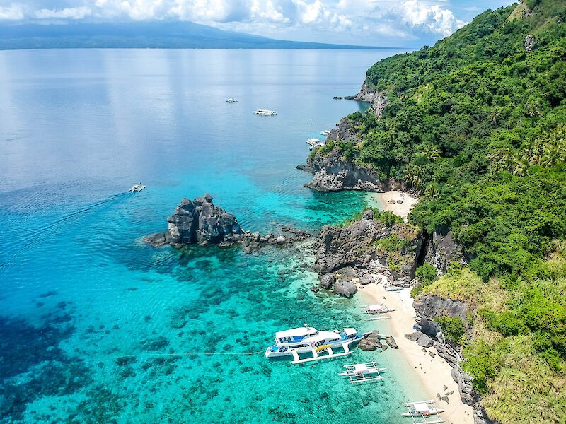 Crystal clear waters around Apo Island, Negros Oriental, Philippines. Cris Tagupa@Unsplash