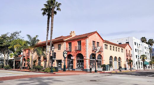 Street scene, Santa Barbara, California. Benoit Debaix@Unsplash