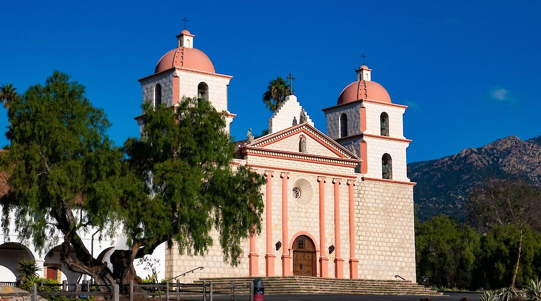 Old Mission, Santa Barbara, California. Devin Rice@Unsplash