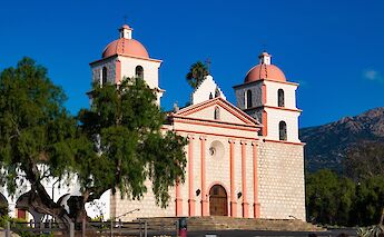 Old Mission, Santa Barbara, California. Devin Rice@Unsplash