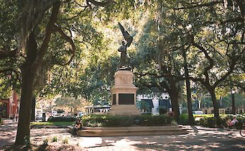 One of Savannah's many squares. Benjamin Disinger@Unsplash