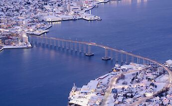 The Tromso Bridge taken from Tromsø Utkikkspunkt at polar twilight. Himmel S@Unsplash