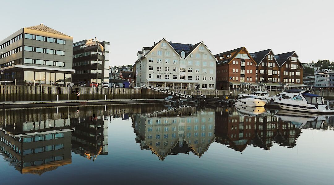 Still waters at the Tromso Harbor, Tromso, Norway. Green Ant@Unsplash
