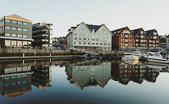 Still waters at the Tromso Harbor, Tromso, Norway. Green Ant@Unsplash
