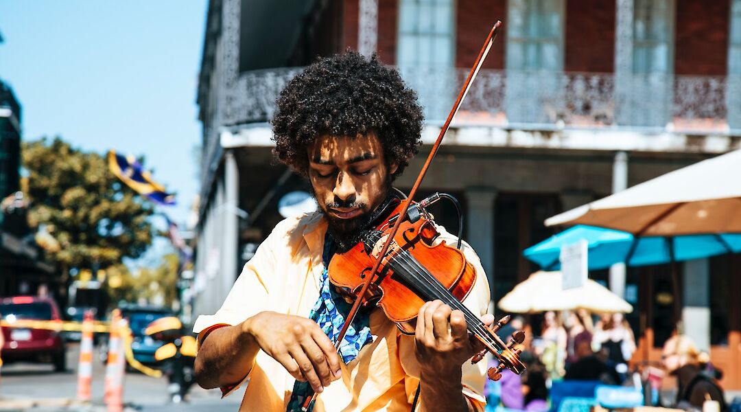 Busker with a violin, New Orleans, USA. William Recinos@Unsplash