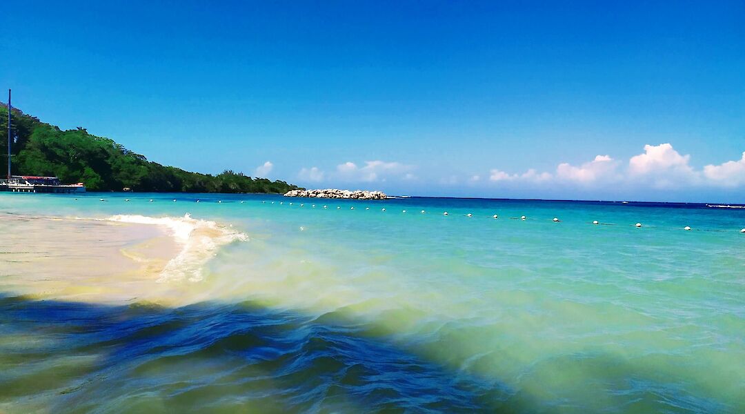 Enjoying the waves, Ocho Rios, Jamaica. Joy Ekere@Unsplash