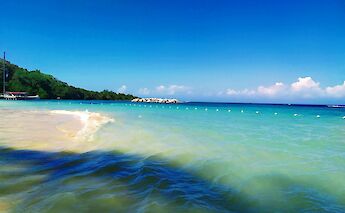 Enjoying the waves, Ocho Rios, Jamaica. Joy Ekere@Unsplash