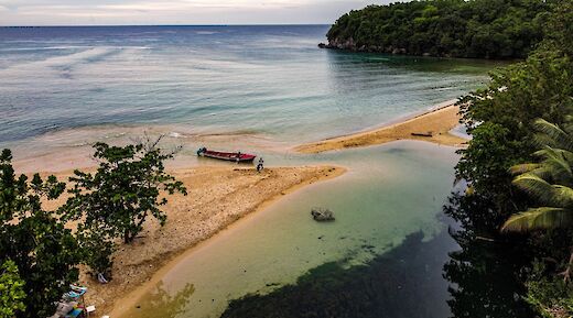 Motorboat on the beach, Ocho Rios, Jamaica. Andy Ngucaj@Unsplash