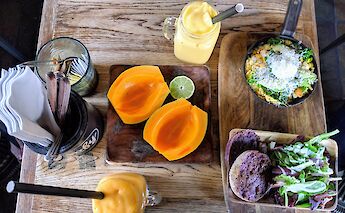 A taste of Local Honolulu Fruits, Honolulu, Hawaii, USA. Luca L.D.@Unsplash