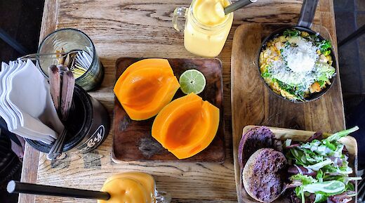 A taste of Local Honolulu Fruits, Honolulu, Hawaii, USA. Luca L.D.@Unsplash