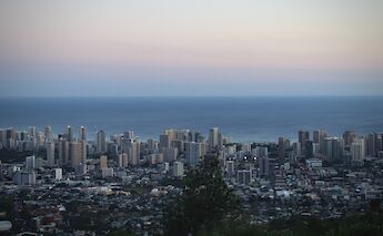 Sunset over the Honolulu cityscape, Honolulu, Hawaii, USA. Joshua Smith@Unsplash