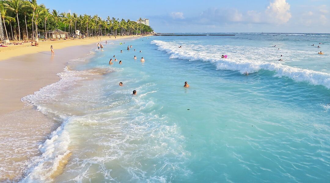 People enjoying the blue waters of Waikiki Beach, Honolulu, Hawaii, USA. Robert Linder@Unsplash