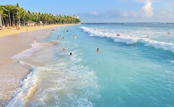 People enjoying the blue waters of Waikiki Beach, Honolulu, Hawaii, USA. Robert Linder@Unsplash
