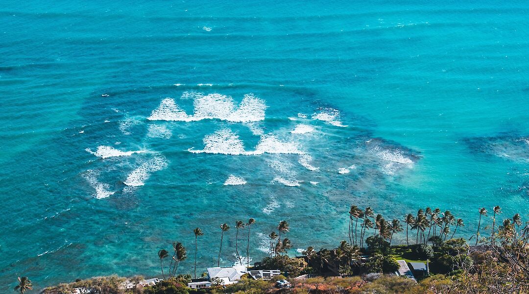 Waves on the blue ocean, Oahu Coast, Honolulu, Hawaii, USA. Romeo A@Unsplash
