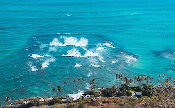 Waves on the blue ocean, Oahu Coast, Honolulu, Hawaii, USA. Romeo A@Unsplash