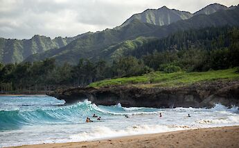Big waves at Surfer Beach, Honolulu, Hawaii, USA. Luke Mckeown@Unsplash
