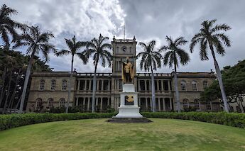 Statue of King Kamehameha, Honolulu, Hawaii. USA. Julie G@Unsplash