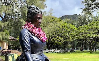 Queen Kapiolani Statue at Kapiolani Park, Honolulu, Hawaii. Flickr: Daniel Ramirez