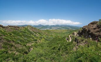 Looking down from the path up Diamond Head, Honolulu, Hawaii. Flickr: Daniel Ramirez