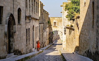 Pathway, Rhodes Island, Greece. Andrew Vvedenskij@Unsplash