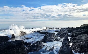 Huge waves against rocks in Adelaide hills, Australia. Alex Ljamin@Unsplah