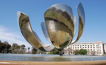 Floralis Generica, Buenos Aires, Argentina. Brian Barbutti@Flickr